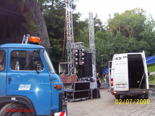 069  Zvuka i pomoc  kladkostroj  vytahuj  reprosoustavy    